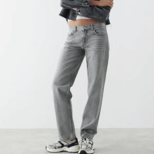 Lågmidjade gråa jeans  - Säljer dessa snygga och populära lågmidjade jeansen från Gina Tricot för att de inte kommer till användning.   De är i bra skick och i storlek 38.  Skriv om ni är intresserade eller har några frågor! 😊