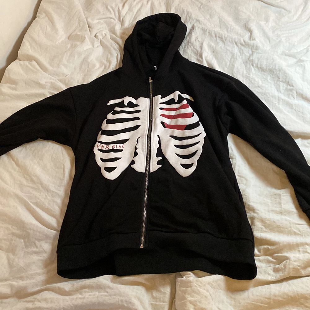 Svart Skeleton Hoodie - Aelfric eden | Plick Second Hand