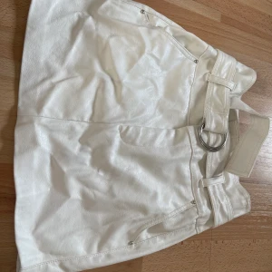 Skinnkjol med bälte  - Skriv om du är intresserad så kan vi diskutera pris, frakt och så vidare😊 Bara att skriva om du vill ha fler bilder