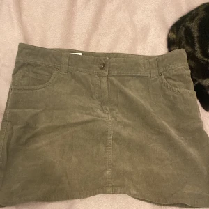 Manchesterkjol Tommy hilfiger - En grön Tommy hilfiger kjol i manchester🪷