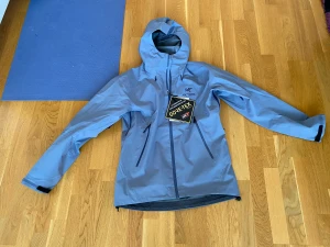 ARC'TERYX beta lt jacka fri frakt - regnjacka helt ny med tags, storlek Small, fri frakt, kom med bud kan gå ner 