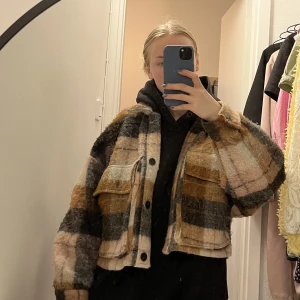 Vår/höstjacka  - Mysig vår/höstjacka från Zara, passar till allt men inte min stil längre. Två fakefickor på framsidan, tyget är något nopprigt eftersom den har ull i sig. Storlek XS men den är lagom oversize på mig som brukar ha S. 