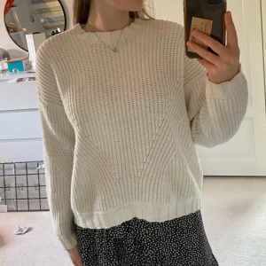 Vit stickad tröja Bershka - Mysig vit stickadtröja från Bershka! Ribbad och lite högre hals. Storlek: XS Hör av dig i DM vid frågor!☺️
