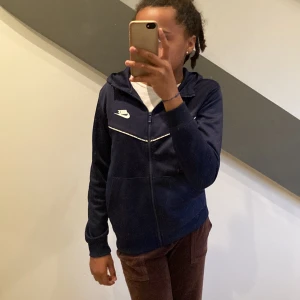 Nike tech fleece - Säljer den populära Nike tröjan. Jätte fin och skön men tycker jag inte passar i den. Skulle va jätte snygg på en annan❤️Jätte bra skick o inga skador❤️