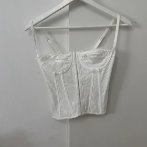 Korsett - Säljer denna trendiga korsetten från Shein. Älskar den men den är tyvärr lite för tight för mig. Storlek XS. 