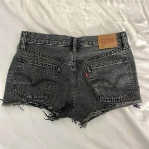 501 Levis shorts - 501 Levis shorts i fin grå färg! Dom har inga skador🤍 Midjemåttet är 38 cm och höjden 24 cm💗 tyvärr för små på mig så kan ej visa på!