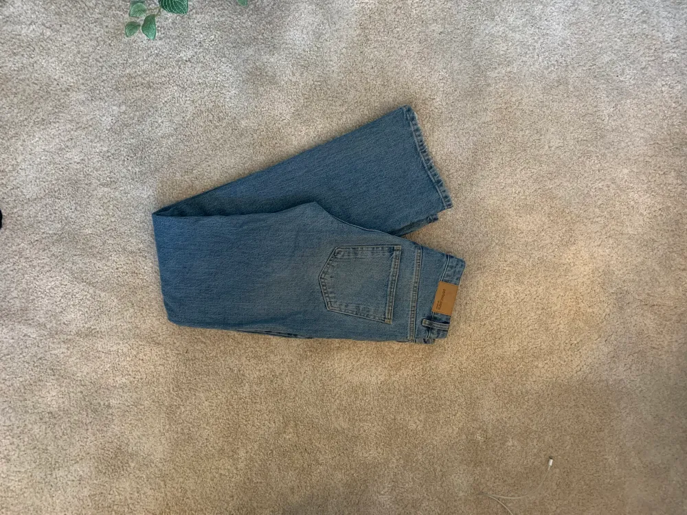 Säljer mina full length flare jeans från gina tricot eftersom dom e lite för stora på mig men dom har inga defekter och e rena💘 ❗️köparen står för frakt❗️. Jeans & Byxor.