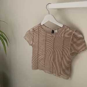 Genomskinlig topp/t-shirt - Jättefin topp med synliga sömmar.❤️ Köpte för 100kr och säljer för 40 kr +frakt💕
