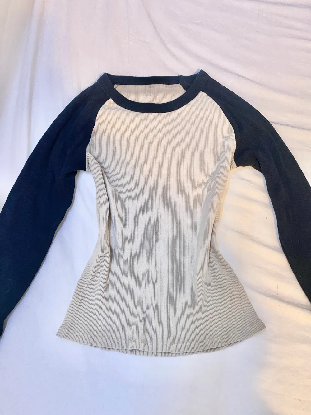 En jättefin tröja från brandy Melville i modellen ”bella top” 💗endast använd en gång! Nyskick 🫶nypris: ca 260kr . Toppar.