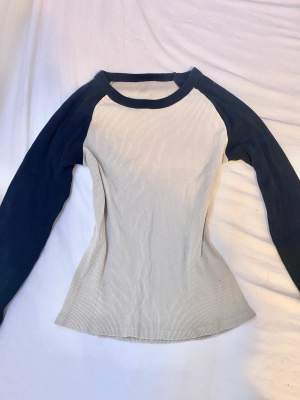 En jättefin tröja från brandy Melville i modellen ”bella top” 💗endast använd en gång! Nyskick 🫶nypris: ca 260kr 