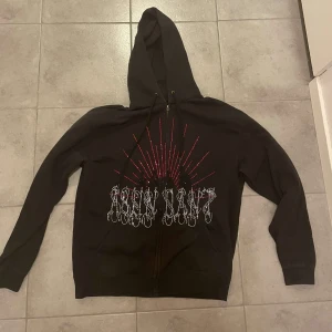 Rhinestone hoodie - Najs rhinestone hoodie, i bra skicka men säljer på grund av att jag inte använder den längre. Pris går att diskutera!