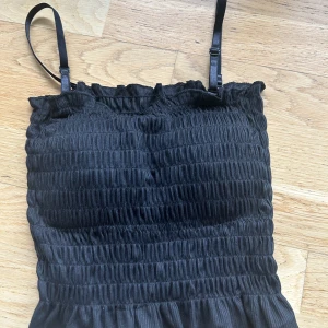 Svart linne(kan även användas som croptopp om man knäpper loss banden)💞paddar för brösten - Svart linne som kan användas som croptopp! Ganska kort men jättefin! 