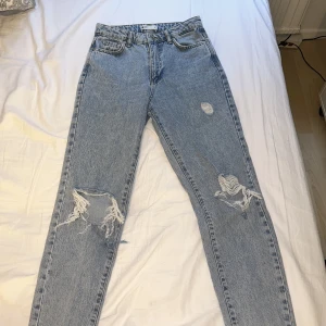 Jeans  - Säljer dom här jeansen från Gina i storleken 32 eftersom dom blivit för små på mig. Nypris vet jag inte