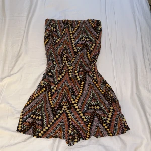 Strapless jumpsuit  - Säljer den här strapless jumpsuiten från H&M i storlek 32 eftersom den är förlusten för mig. Nypris vet jag tyvärr inte