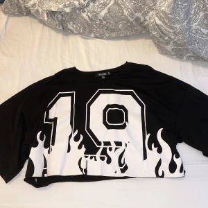 Kroppad T-shirt  - Vet inte vart den är ifrån men den är i storlek 36 och aldrig använd 