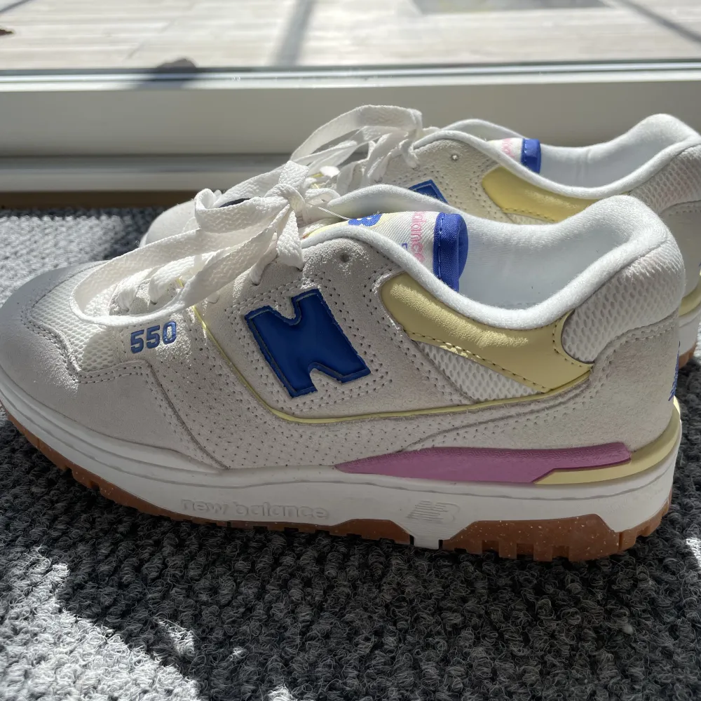 Säljer dessa nya helt oanvända 550 new balance skorna! Kom gärna med egna prisförslag💕 skriv via funderingar och annat!☺️. Skor.