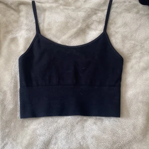 Söt sport topp - Super söt sport topp i storlek xs från H&M med stretchig material, aldrig använd💕 +frakt.  (rensar gaderob)
