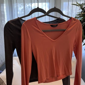 V ringad tröja  - Grå och aprikos färgad v ringad tröja i storlek M/S. Köparen står för frakten! 💗150kr för båda 