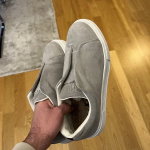 Eytys skor - Eytys doja i suveränt skick. Fin grå mocka som är i bra skick, skicket avgörs på bilderna. Inga flaws förutom general wear. Storlek 43 men passar även 42. Riktigt sköna skor som köptes för något år sedan och knappt använts förutom några enstaka gånger. 