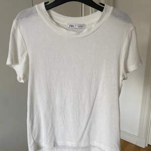 Tunn t-shirt i ull från zara, storlek S. Aldrig använd så i nyskick. 50kr + frakt, priset kan diskuteras!🤗💕