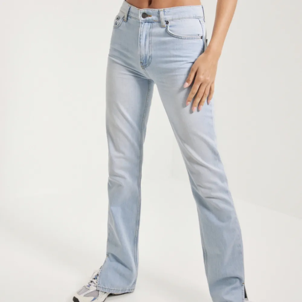 Säljer mina snygga jeans med slits från Nelly. Använda 1 gång och i super bra skick💕 . Jeans & Byxor.