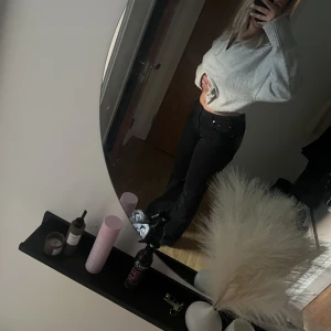 Perfect jeans - Bootcut Jeans från gina tricot. Mid-waist och formas efter kroppen snyggt. Tycker ginas jeans kan va små i storleken i vissa fall så skulle säga att dessa passar nån som har 38 men även 40 pga stretch. Endast använda 1 gång så i nyskick!