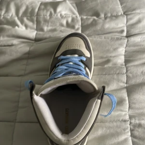 Axel arigato high  - Aldrig ansvällda bytt snören man kan få som gamla snörena 