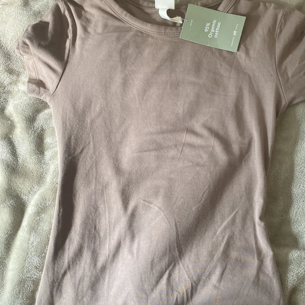 Super fin ljus brun t-shirt i storlek XS från H&M med lappen kvar. Frakt tillkommer ❤️.        (rensar gaderob). T-shirts.