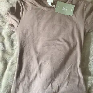 Super fin ljus brun t-shirt i storlek XS från H&M med lappen kvar. Frakt tillkommer ❤️.        (rensar gaderob)