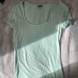 T-shirt - Fin t-shirt från Gina tricot som aldrig är använd, super stretchig och mjukt material.    (rensar gaderob) frakt tillkommer ❤️