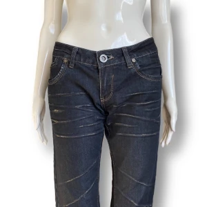 Pory Star Jeans  - Jeans från Pory Star med guld glitter, storlek 28 men passar dockan som brukar använda XS. 96% bomull & 4% spandex. ⚠️MÅTT!: Lågmidjad-midjebredd 37cm, Grendjup 19cm, innerbenslängd 83cm.  