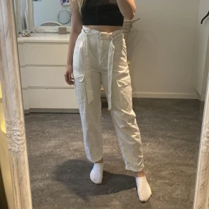 Vita CARGO Byxor 🤍 - Sköna cargo byxor med flera fickor och midjeband. Man ser inte igenom dem 🥰