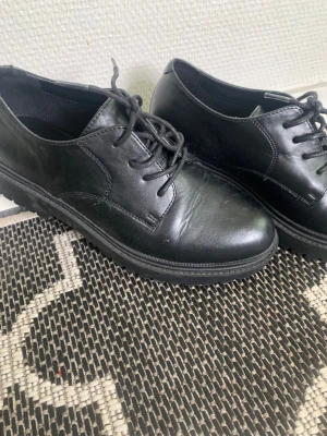 Skor för kvinnor - Jag säljer skorna för att dem är för små på mig och har används 1 gång. Dem är helt nya.