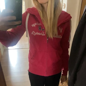 Zip hoodie - En rosa 8848 zip hoodie. Köpt secondhand han och har inga defekter. I strl 36/S