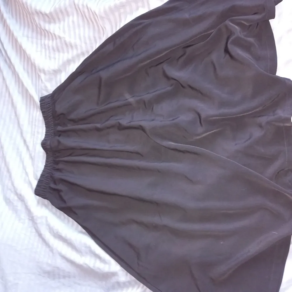 Fin kjol!!  Säljer pga att den är för liten och inte kommer till användning. Använd endast 2 gånger. . Kjolar.