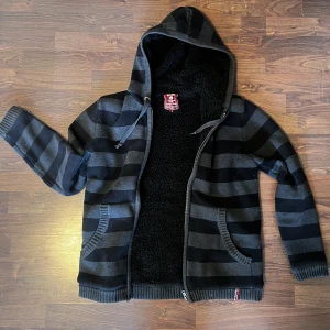 Fett snygg tröja/jacka från J&J - Supersupersnygg tröja/jacka från Jack & Jones.  Storlek L