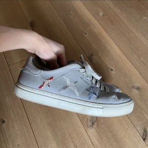 Axel arigato sneakers  - Grå skor från arigato, stl 38. Bra skick förutom små märken som syns på bilden! Modellen heter clean 90. Lågt pris, inga skambud tack