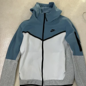 Nike Tech Fleece - Tja! Säljer min sällsynta tech fleece då jag inte använder den längre. Den är i bra skick. Pris kan naturligtvis diskuteras!