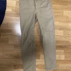 Beigea chinos - Beigea regular chinos i bra skick, passar till allt. 