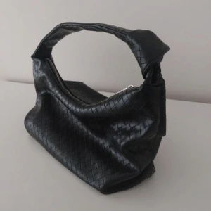 Flätad handväska - Fint skick!💘 flätad handväska som får plats med mycket! Bara att skriva vid frågor☺️