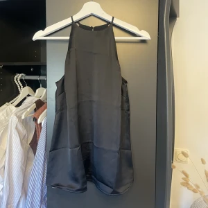 Svart topp - Svart topp i siden material från hm i storlek XS, men passar S lika bra! Säljer för 350kr, men pris kan sänkas vid snabb affär🤎