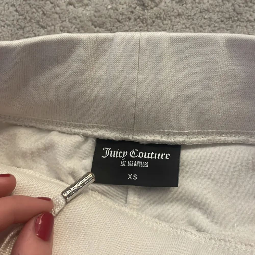 Säljer mina fina vita juicy byxor då de är för långa för mig och därför knappt använda. 🥰 Köparen står för frakten!. Jeans & Byxor.