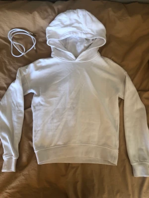Vit hoodie - Vanlig vit hoodie, väl använd. Snöret i luvan har åkt ut och är klurigt att sätta tillbaka men det skickas med. 