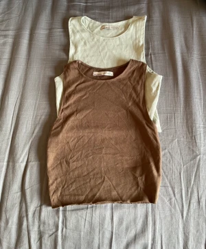 Top set - Säljer dessa bredaxlade två toppar i ett gemensamt set från Pull & Bear i storlek S. Dem är väldigt fina att ha på sig under andra tröjor eller själva. Båda två är näst intill oanvända, pris kan diskuteras💕⭐️🌟💕