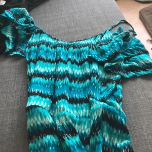 Blå strandklänning - Blå klänning från Gina tricot  Storlek 38. Nyskick, helt oanvänd.