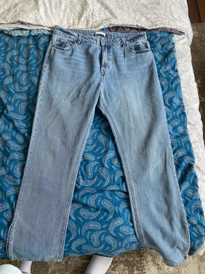 Jeans  - Aldrig använt, lite tajta vid låren 