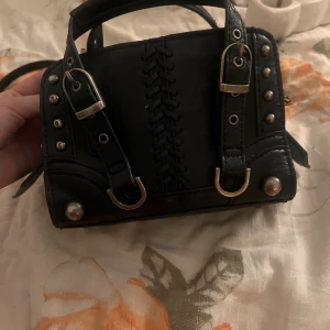 Väska - En svart zara väska Köpt förra året Säljer för att jag inte längre använder den 