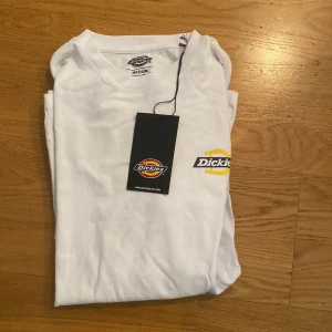 Dickies Tröja Ny - Säljer denna dickies tröja helt ny. Köpt för 599kr säljs nu för 200kr, samfraktar gärna med andra kläder på min profil. Hör av er ifall ni har frågor eller funderingar. 