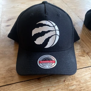 Mitchell and Ness Toronto Raptors keps - Mitchell and Ness Toronto Raptors keps, använder inte längre. Kepsen är knappt använd och är därför i bra skick
