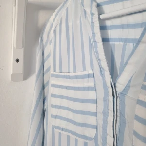 S Vero moda skjorta - Skjorta är sparsamt använd. Det står att den är i storlek XS, men den passar även som S eller tom M